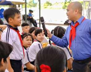 Cấm hay hướng dẫn? Tranh luận về việc trẻ dưới 16 tuổi dùng mạng xã hội