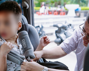 Cục CSGT lý giải mức 'phạt cảnh cáo' đối với tài xế ô tô không dùng ghế an toàn cho trẻ em