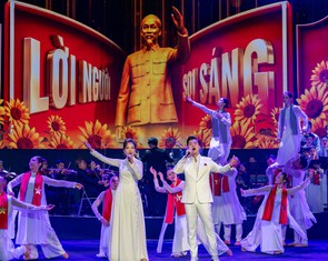 Rực rỡ đêm nghệ thuật kỷ niệm 115 năm Ngày Bác Hồ ra đi tìm đường cứu nước