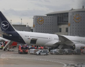 Máy bay Boeing 787 bất ngờ sập càng, một số người bị thương