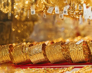 Giá vàng thế giới bất ngờ giảm sâu hơn dự đoán, tương đương 4,8 triệu đồng/lượng