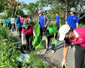 Xã Vĩnh Lộc ra quân dọn rác tại đường Rạch Cầu Suối, trồng thêm 210 cây xanh