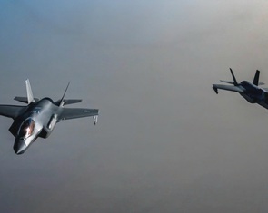 Mỹ bắn hạ 2 drone Iran ở eo biển Hormuz, 'đánh cứ đánh, đàm cứ đàm'