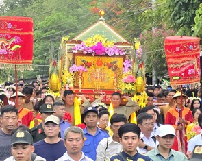 Lễ phục hiện rước tượng và nấu 9 loài hoa tắm Bà Chúa Xứ núi Sam
