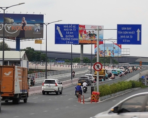 TP.HCM: Không cấp phép lắp biển quảng cáo, biển thông tin cổ động trên vỉa hè