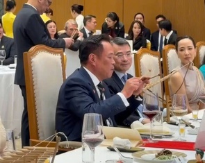 Thủ tướng Thái Lan chơi đàn T'rưng trong tiệc chiêu đãi tại Hà Nội
