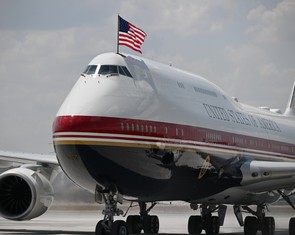 Đưa tin Air Force One mới thiếu tính năng an ninh, nhiều phóng viên báo New York Times nhận trát hầu tòa