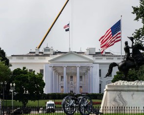 Nhà Trắng nâng cấp an ninh, gia cố cửa chính sau các vụ đe dọa ông Trump
