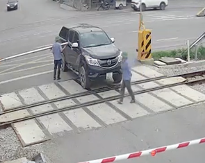 Nữ tài xế vượt đường sắt khi rào chắn đã hạ bị phạt 19 triệu đồng