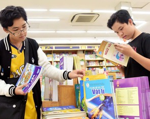TP.HCM: Học sinh nào được mượn, học sinh nào được cấp miễn phí sách giáo khoa?