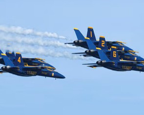 Bộ trưởng Hegseth và quyền Bộ trưởng Hải quân Hung Cao bênh vực phi công bay sát đầu đám đông
