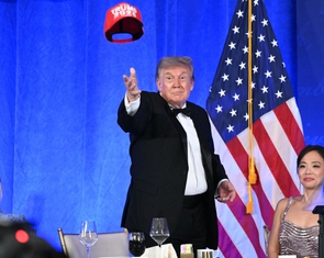 Ông Trump chế giễu nhiều đối thủ, úp mở về nhiệm kỳ thứ ba
