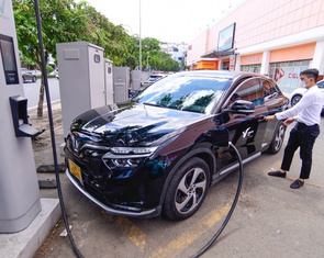 Trạm sạc tăng tốc, người mua xe điện bớt lo