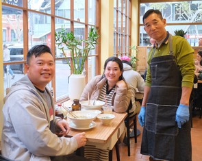Phở 'xếp hàng' Bát Đàn sang Úc