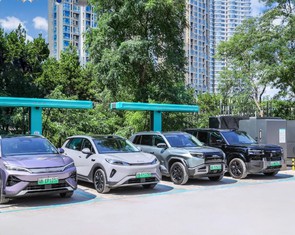 Trạm xăng có trụ sạc xe điện, ghế ngả và thiết bị sức khỏe cho tài xế chờ sạc