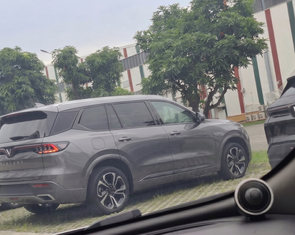 Xe lạ xuất hiện trong nhà máy VinFast: Gầm cao hơn VF 9, có thể là xe điện sạc máy xăng