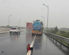 Dừng xe trên cao tốc trời mưa, chỉ đặt bình chữa cháy cách xe 18m, tài xế bị phạt 13 triệu