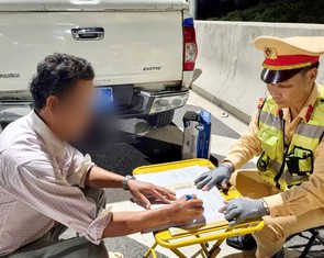 Phạt hơn 126 triệu đồng lái xe và đơn vị thi công vi phạm trên cao tốc Cần Thơ - Cà Mau