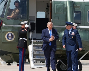 Mỹ điều tra nghi vấn trực thăng quân sự chở ông Trump bay quá gần máy bay thương mại