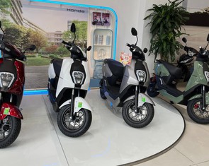 Xe máy điện sắp tới có thể không được lắp bàn đạp, xe công suất lớn bắt buộc có ABS