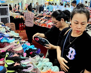 Bỏ ra bảy tám trăm ngàn mà đòi giày 'xịn', tự lừa mình chứ ai lừa được?