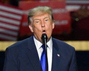 Ông Trump hứa tặng mỗi người Mỹ 5.000 USD sau bầu cử, hợp pháp không?