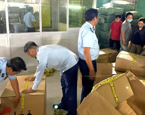 TP.HCM: Phát hiện hơn 40.000 sản phẩm giày dép, nước xả vải... vi phạm, hé lộ đường dây sản xuất hàng giả