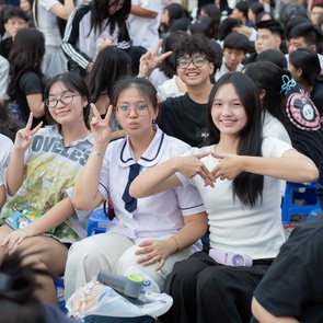 Teen Trường THPT Bình Phú bùng nổ cảm xúc trong đêm gala văn nghệ 20-11