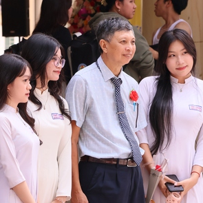 Ấm áp tình thầy trò trong lễ kỷ niệm Ngày Nhà giáo Việt Nam 20-11 tại Trường THPT Thủ Thiêm