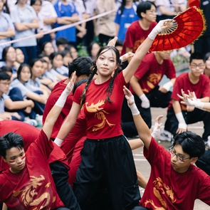 Trường THPT Nguyễn Hữu Huân bùng nổ với hội thi flashmob giờ ra chơi