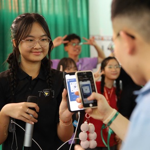 Học trò Trưng Vương mang 'lăng kính hy vọng’ đến Trường Chuyên biệt Hy Vọng