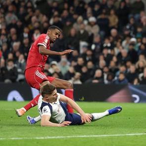 Alexander Isak chấn thương khi ghi bàn vào lưới Tottenham