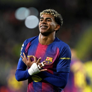 Lamine Yamal bị cầu thủ Villarreal vào bóng thô bạo trong trận thắng của Barcelona