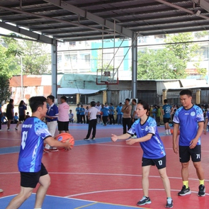 Thầy cô cụm chuyên môn 8 rộn ràng tham gia hội thao truyền thống