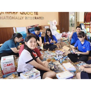 Thầy trò Trường THCS Hoa Lư gửi quà đến bạn bè Khánh Hòa