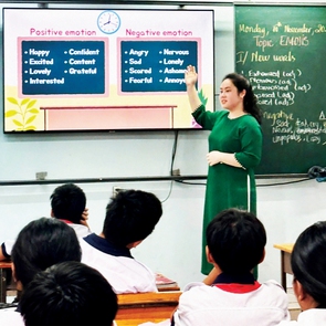 Học trò Trường THCS Trần Phú trải nghiệm một ngày làm giáo viên