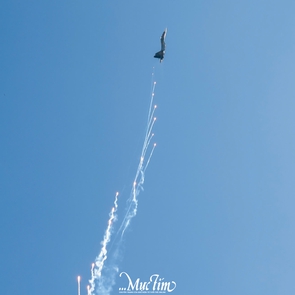 Khoảnh khắc tiêm kích Su-30MK2 thả bẫy nhiệt trên bầu trời TP.HCM