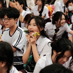 Lễ ra trường nhiều cảm xúc của 'thế hệ tiên phong' Minh Khai