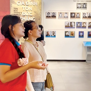 Chiến sĩ Hoa phượng đỏ làm thuyết minh viên bảo tàng