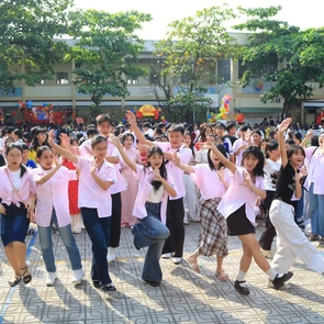 Học trò Trường THCS An Phú Đông bịt mắt bắt vịt ngay tại sân trường