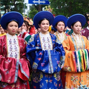 Hàng trăm bạn trẻ cùng nhảy flashmob trong Ngày hội Việt phục Tóc Xanh Vạt Áo 2026