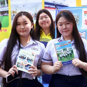 Teen lớp 9 chốt nguyện vọng sau khi ghé gian tư vấn Trường THPT Bùi Thị Xuân, Trưng Vương