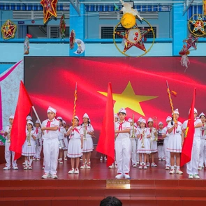 Hướng dẫn thực hiện nghi thức Đội: Có bao nhiêu động tác cá nhân tại chỗ và cá nhân di động?