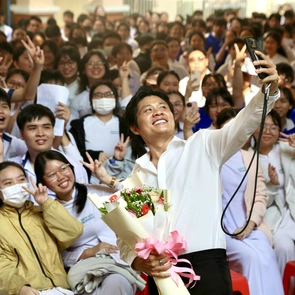 Tiết chào cờ đặc biệt của teen Trường THPT Thanh Đa cùng nhạc sĩ Nguyễn Văn Chung