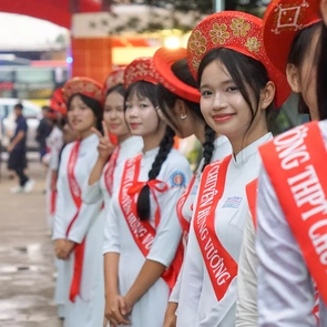 Ba thập kỷ đầy tự hào của thầy và trò Trường THPT chuyên Hùng Vương