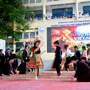 Teen Trường THPT Nguyễn Thị Diệu vui hết mình cùng flashmob trong giờ ra chơi