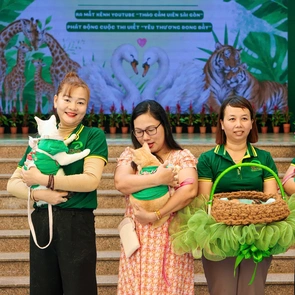 Thảo cầm viên làm “mẹ đỡ đầu” cho gia đình 6 em mèo được cứu hộ