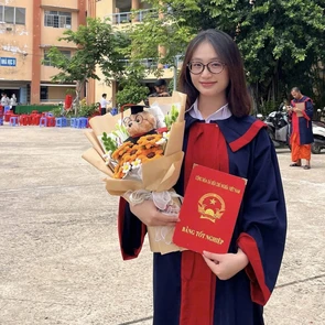 Nữ sinh trở thành "bờ vai nhỏ” cho gia đình