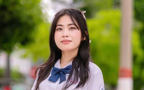 Gen Z biến hoa khô, báo cũ và xác côn trùng thành 'nhật ký tranh xé dán'