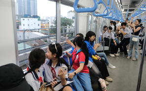 Bạn trẻ TP.HCM đi học bằng metro, quẹt thẻ khi lên xe buýt